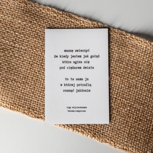 Magnes na lodówkę z cytatem z tomiku poezji „Nauka czekania”